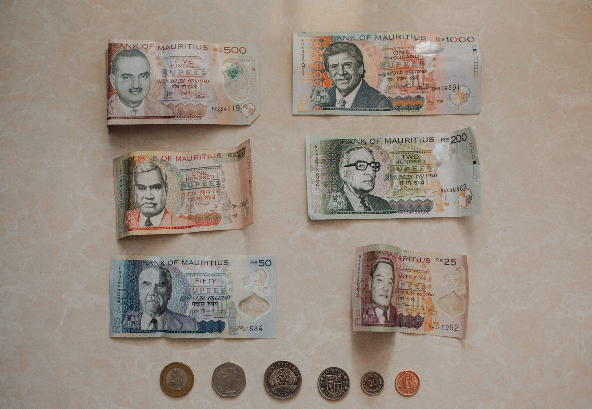 Scheine und Münzen der Währung auf Mauritius