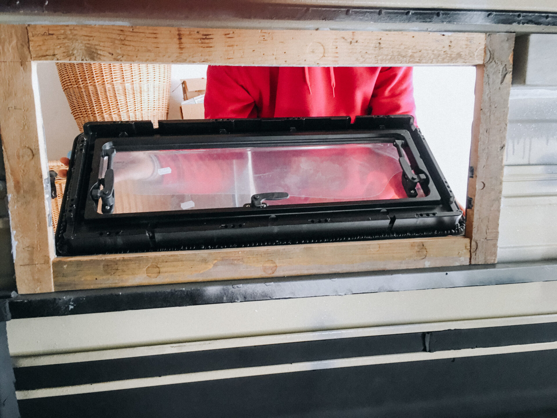 Aussenrahmen wird eingesetzt beim Vanausbau - Fenster einbauen - Hubi Diary Kastenwagen Selbstausbau