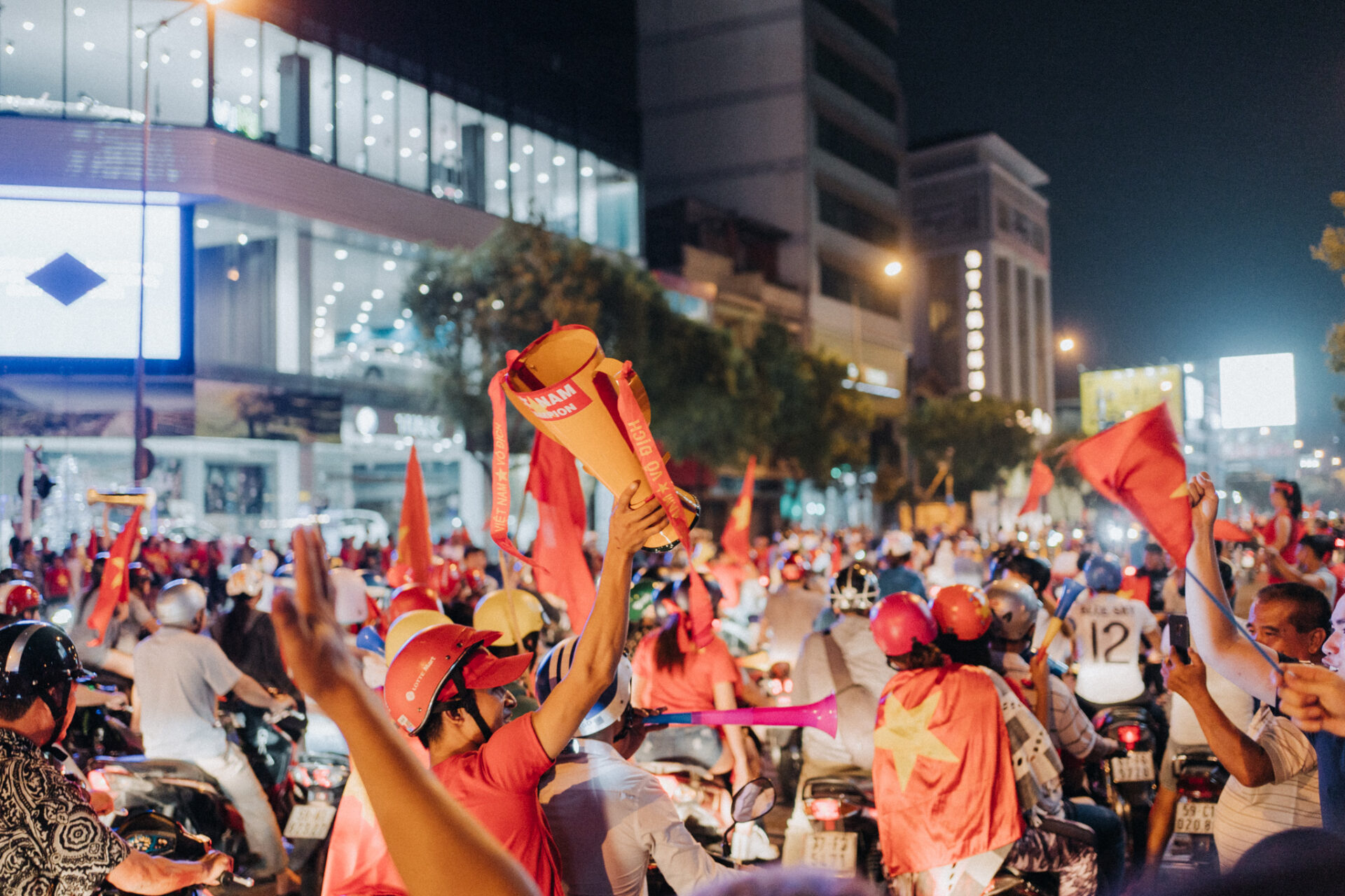 Gewinner der SEA Games 2019 jubelnde Vietnamesen halten Cup nach oben