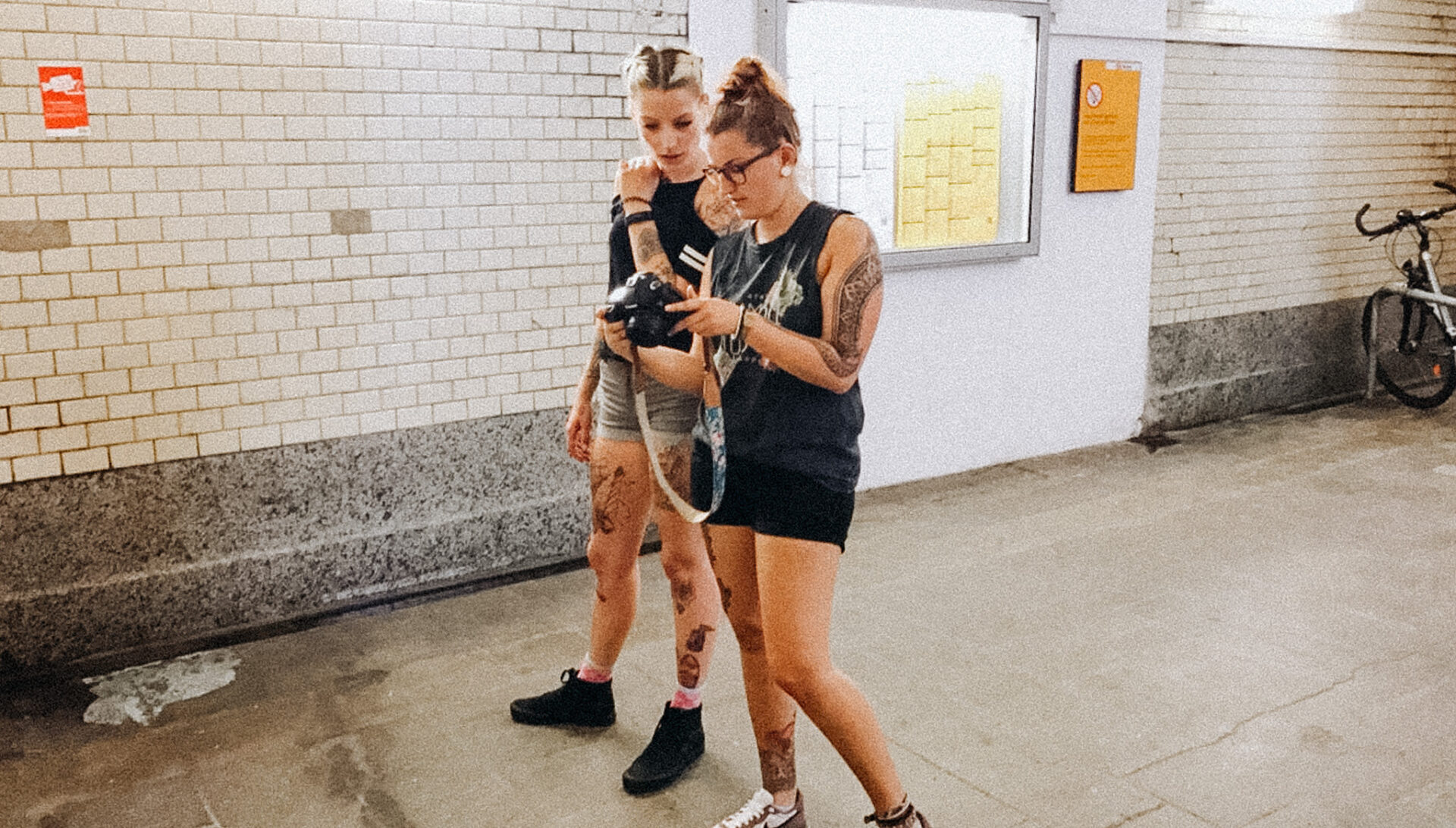 Nani Nevada und Lisa Ludwig beim bestaunen der Porträtfotos im Bahnhof Gera, Porträtfotografie in Gera