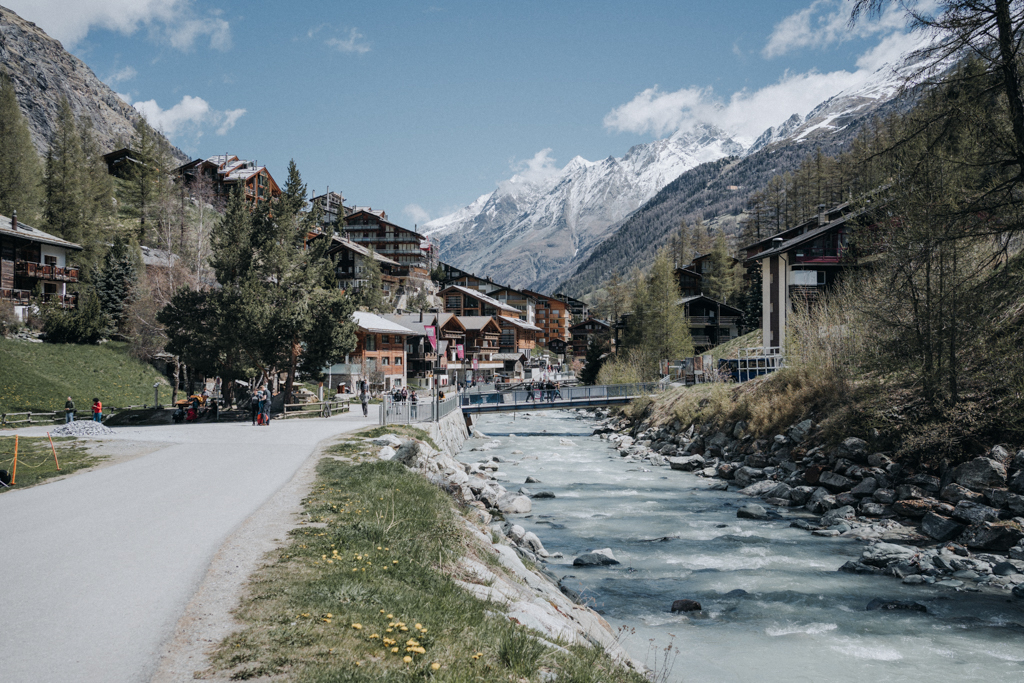Ausflugstipps für ein Wochenende in Zermatt, Spaziergang entlang der Mattervispa in Zermatt, Blick ins Dorf Zermatt