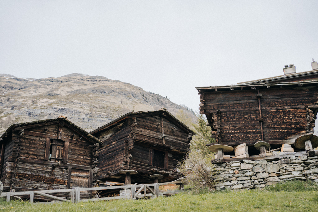 urige Häuser aus Zermatt, gut erhalten in Winkelmatten