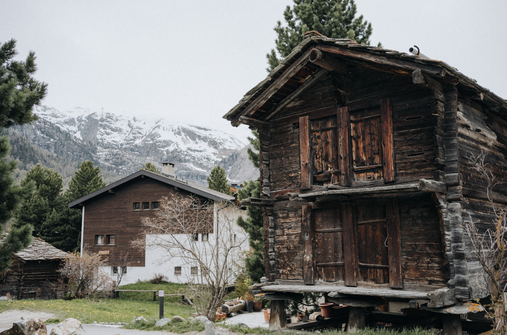 alter Dorfkern in Zermatt mit Blick auf die Häuser der Einheimischen