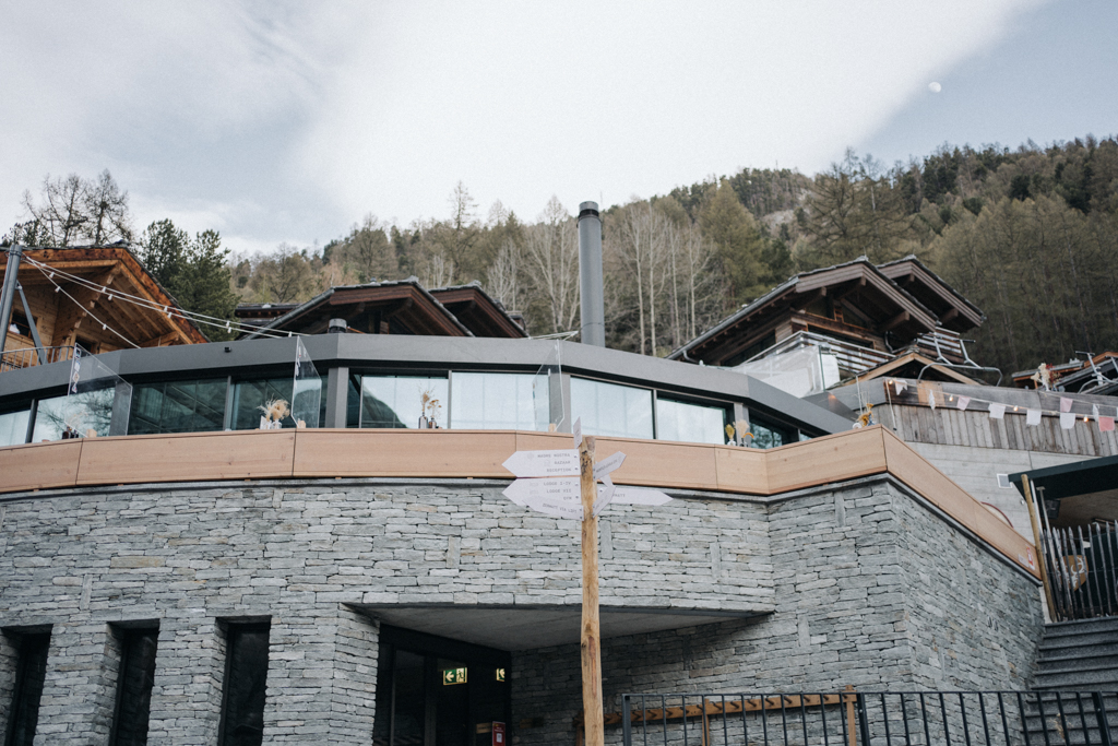 Aussenansicht des Hotels Nomad Cervo Zermatt im Wallis