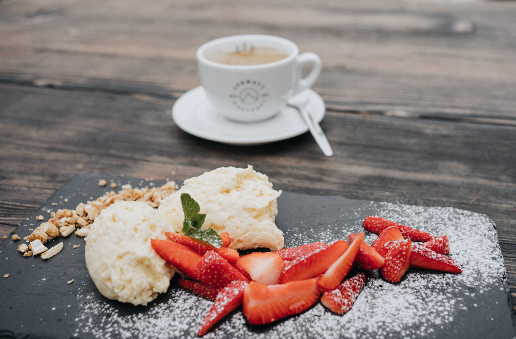 Mousse au Chocolat mit weisser Schokolade, frischen Erdbeeren und einen frisch gepressten Kaffee im Sonnmatten mit Blick auf das Matterhorn bei gutem Wetter