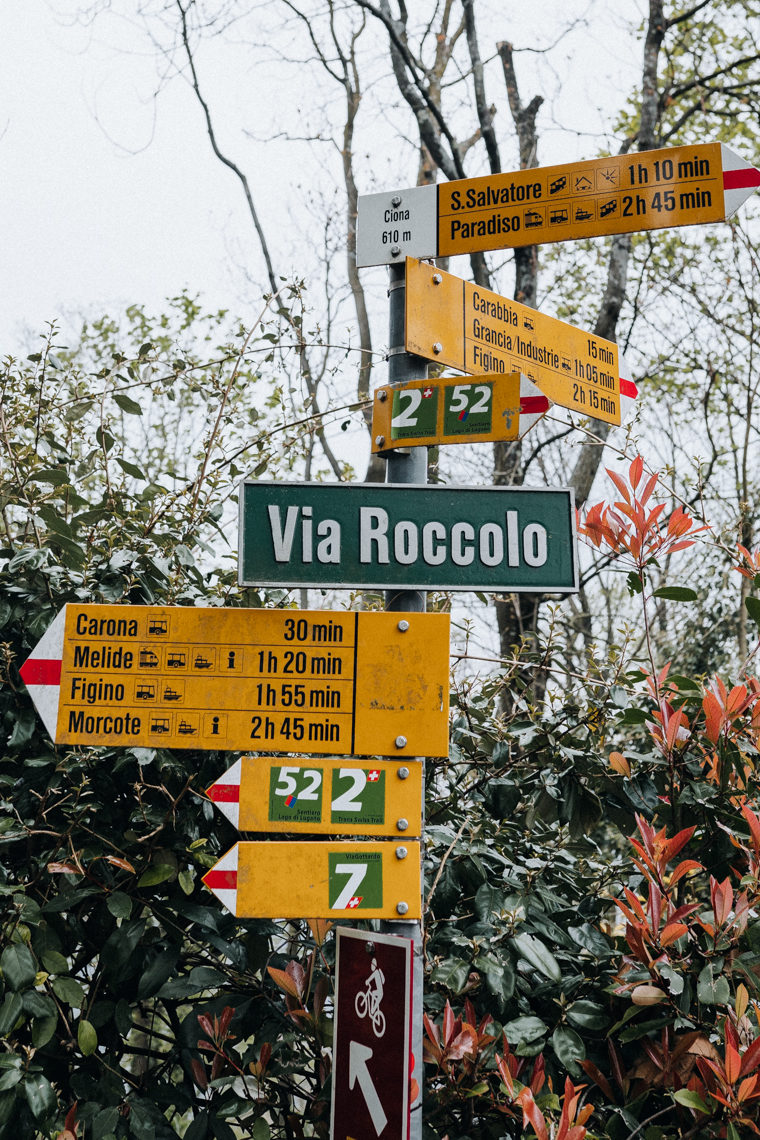 Schilder während der Monte San Salvatore Wanderung auf der Via Roccolo nach Morcote