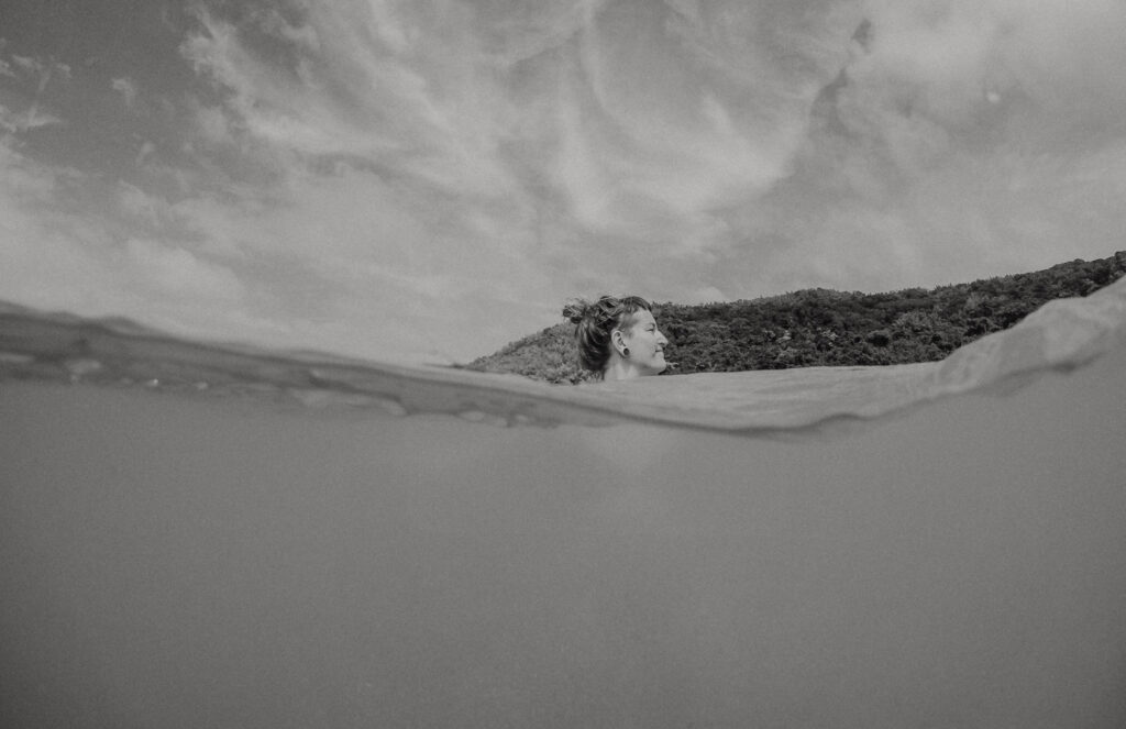 Lisa Ludwig Reisebloggerin schwimmt im Norden auf Con Dao am Dam Trau Beach