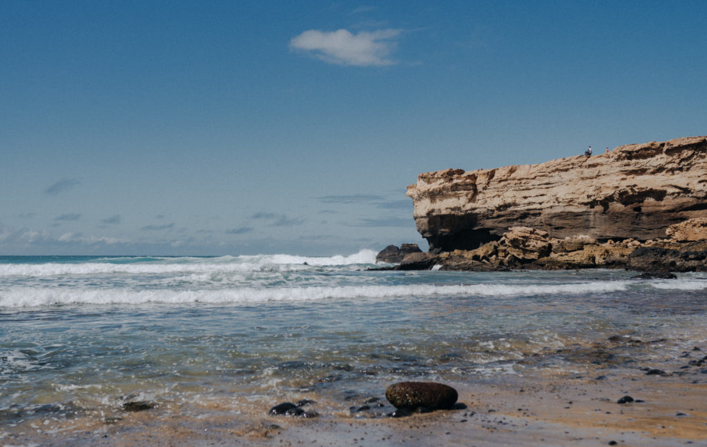 Wellen brechen an den Klippen von La Pared an der Westküste Fuerteventura