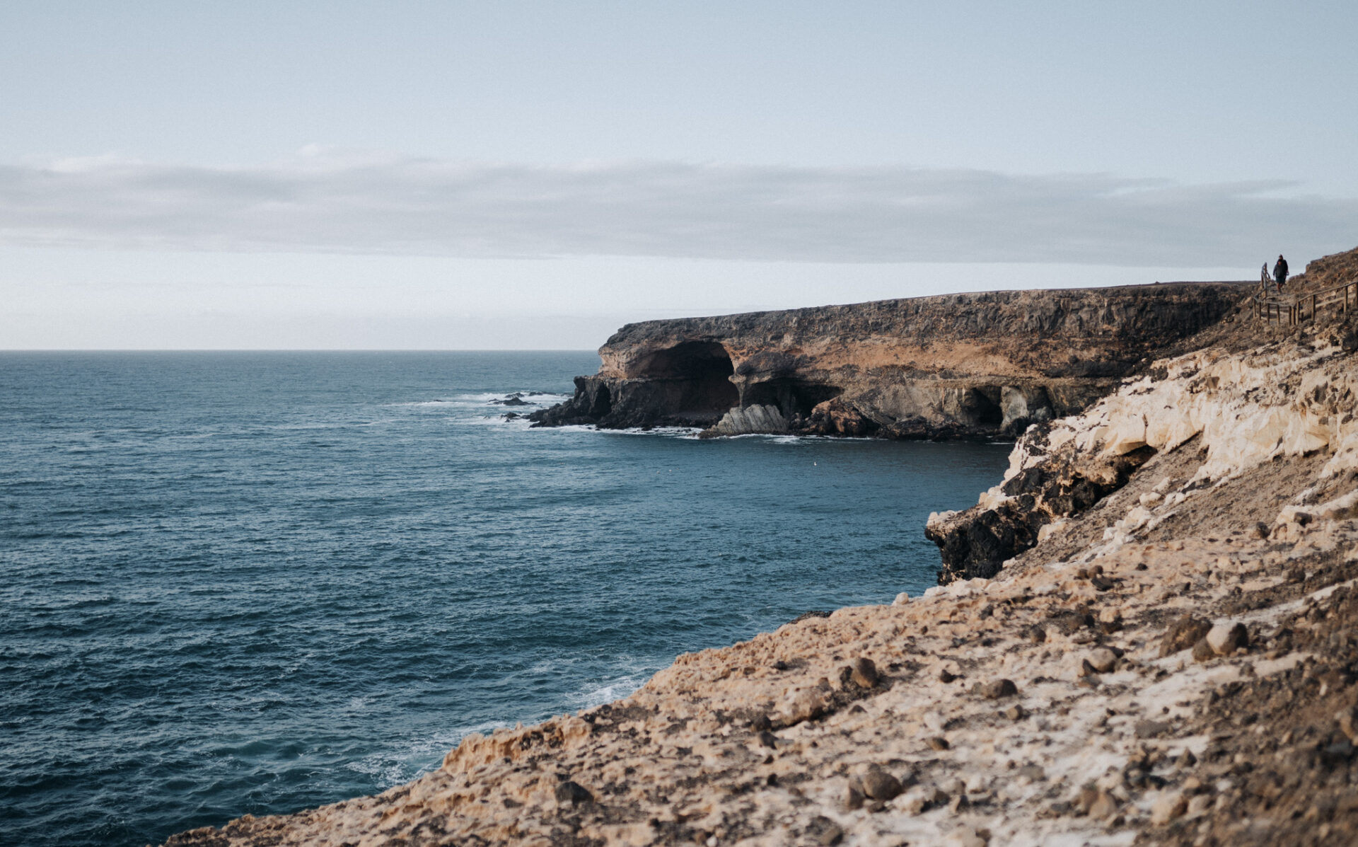 schroffe Felswände am Atlantik an der Westküste Fuerteventura