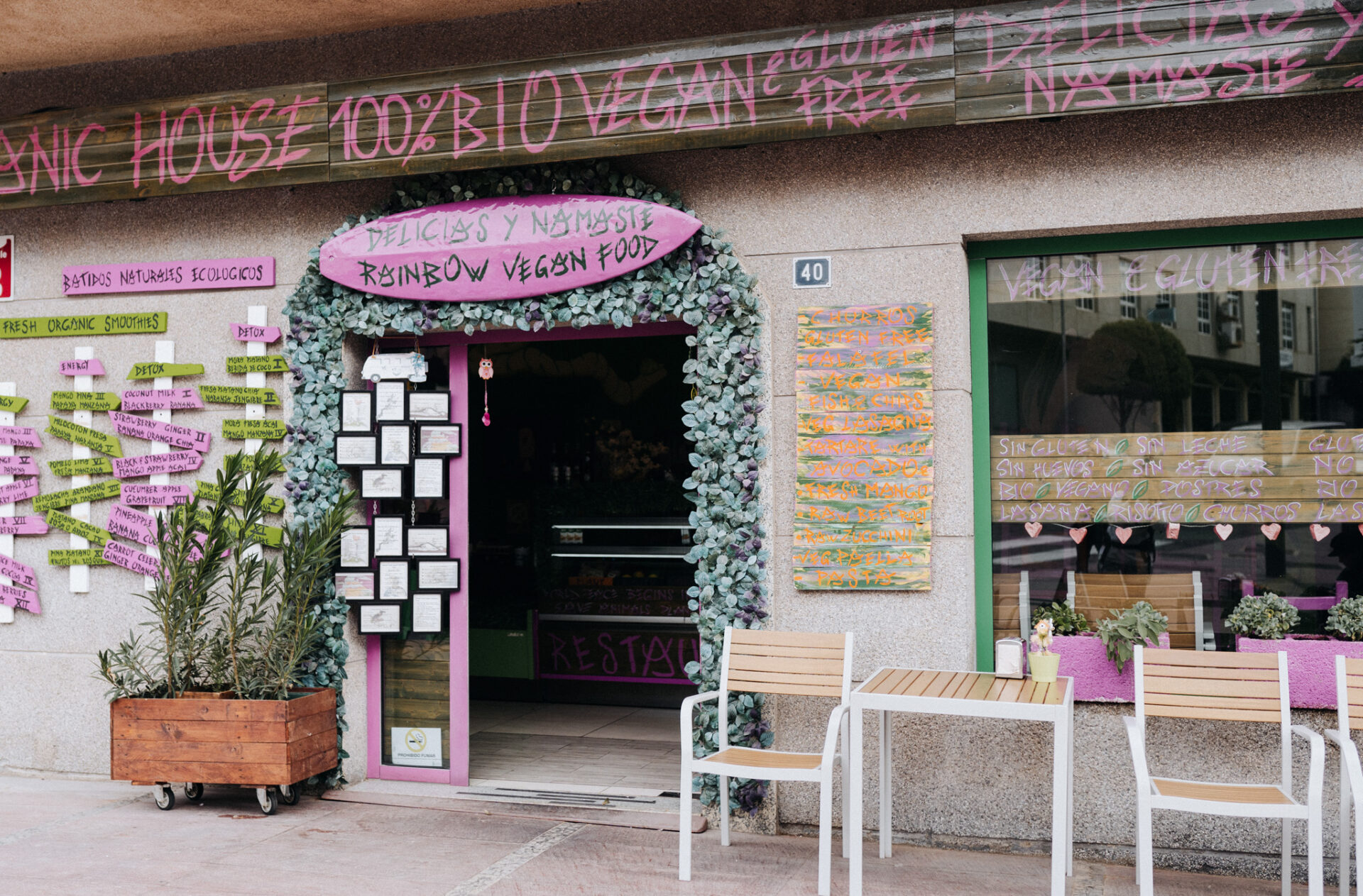 Der Eingang zum Delicias y Namaste Restaurant Fuerteventura mit 100% vegetarischen und veganen Gerichten