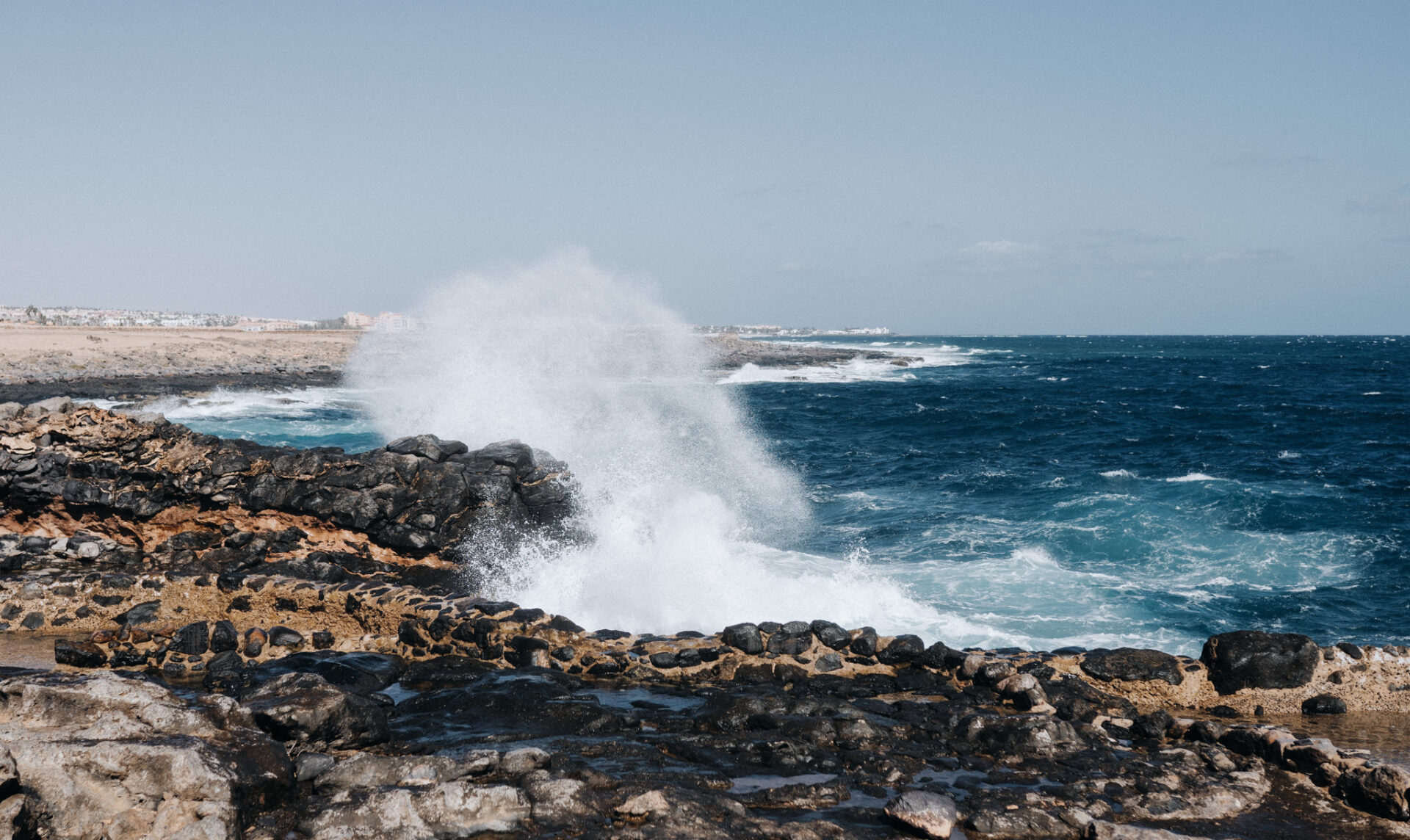 Atlantikwasser wird durch den Wind auf die Felsen gespült, Museo de la Sal