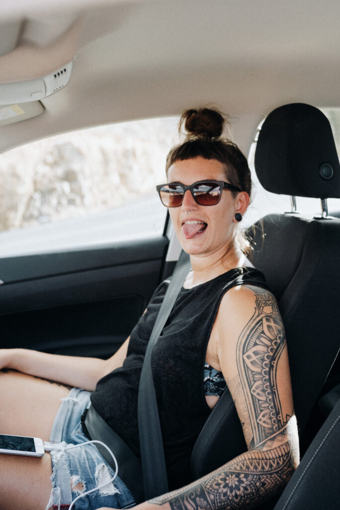 Lisa Ludwig schwitzt im Mietwagen an der Westküste Fuerteventura