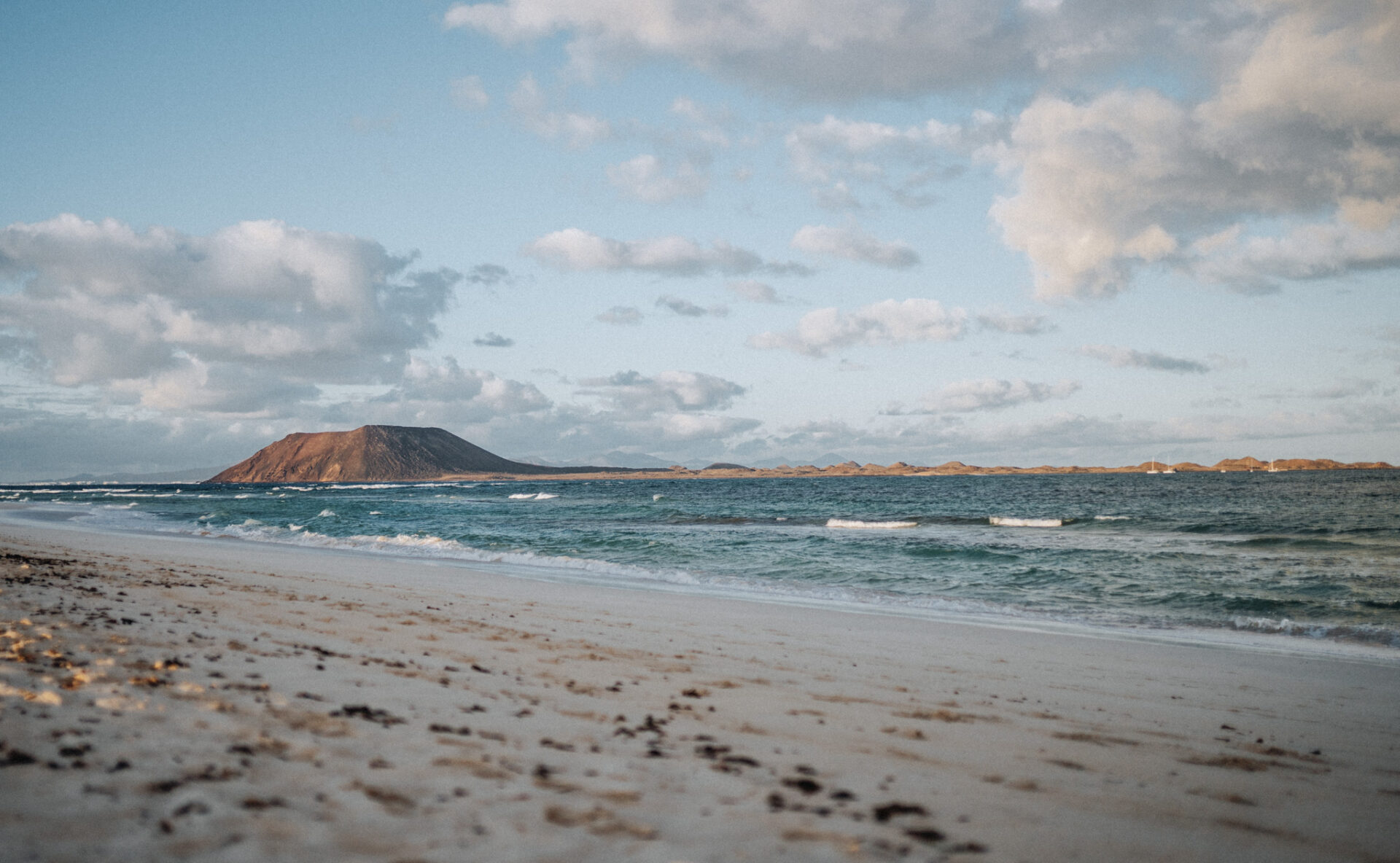 Ausblick auf die Insel Lobos an den Dunas de Corallejo einer der schönsten Strände auf Fuerteventura