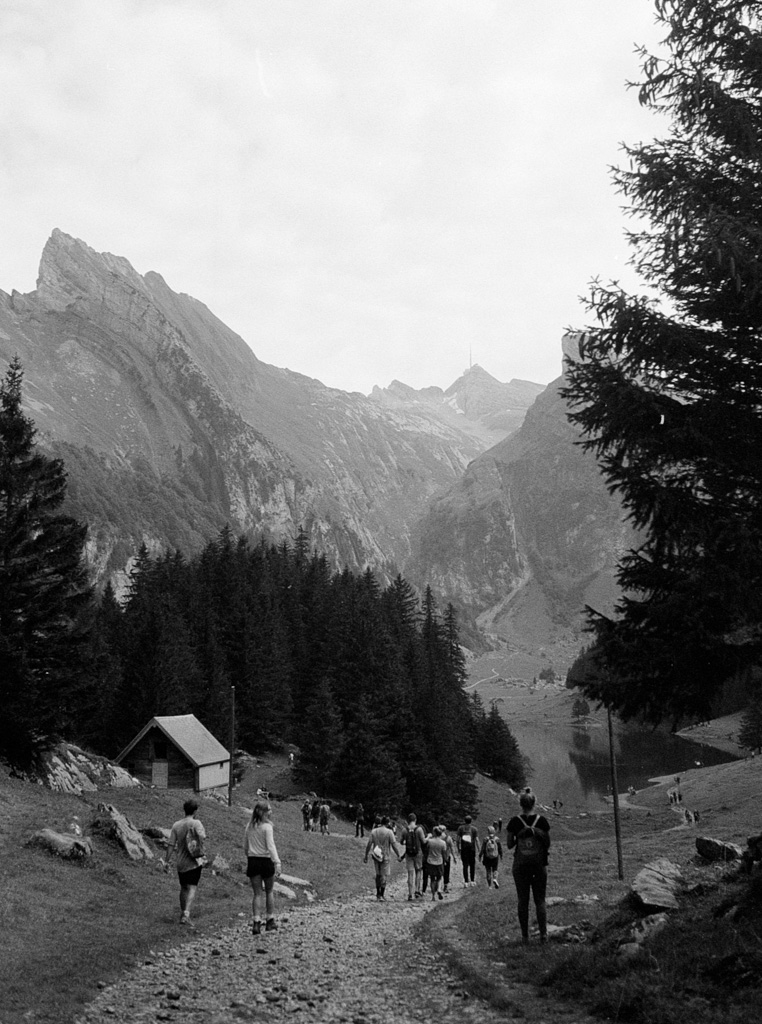 Viele Wanderer auf dem Weg zur Seealpsee im Appenzeller Land in der Schweiz