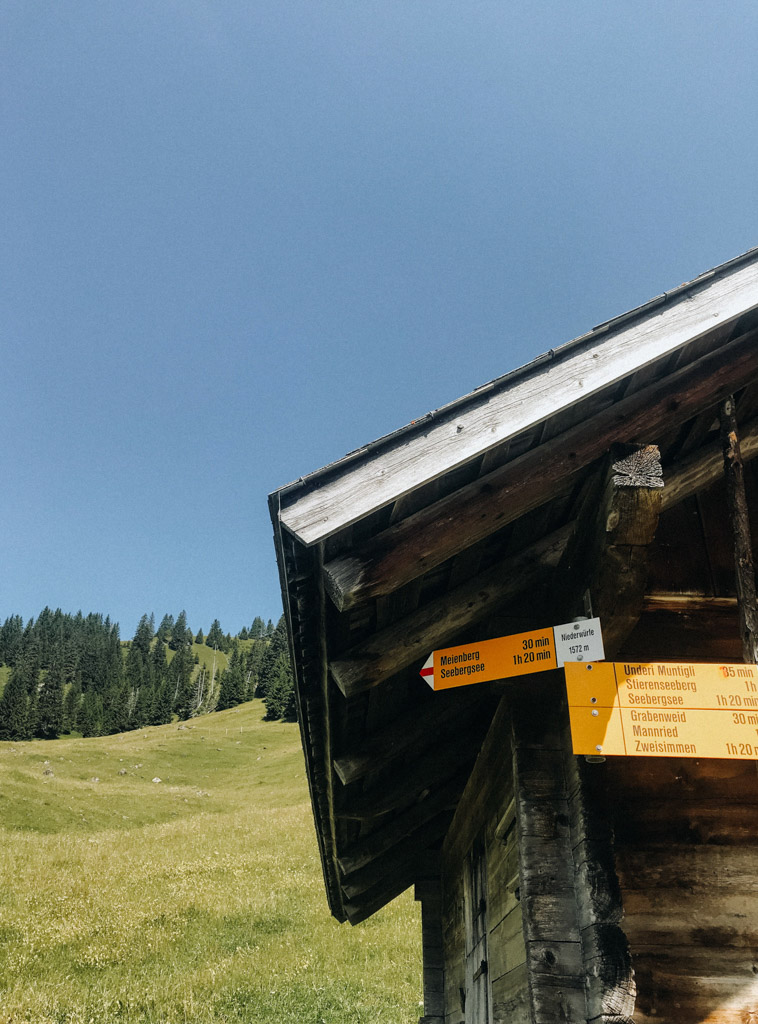 Wanderschilder auf der Seebergsee Wanderung im Berner Oberland