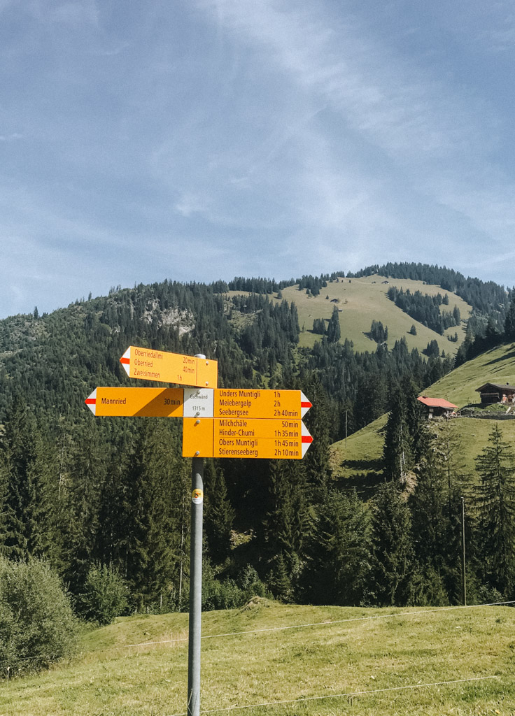 Wanderschilder im Berner Oberland bei der Seebergsee Wanderung von Zweisimmen nach Zwischenflüh