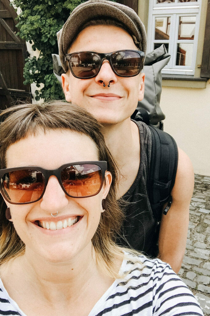 wanderwithlilu Reisebloggerin Lisa Ludwig mit ihrem Freund bei einem Ausflug während der Übernachtung im Baumhaus Bottenbach