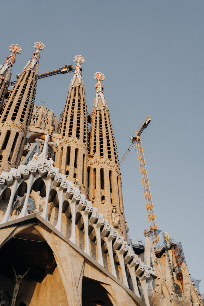 Sehenswürdigkeit in Barcelona ist die Sagrada Familie während des Umbaus im Jahr 2020