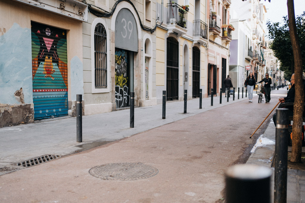 Reisetipps für Barcelona ist die Einkaufsstrasse Rambla de Guipuscoa entlang schlendern