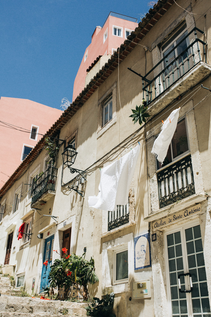 ein tolles Fotomotiv ist die wedelnde Wäsche im Wind auf der Wäscheleine in Lissabon