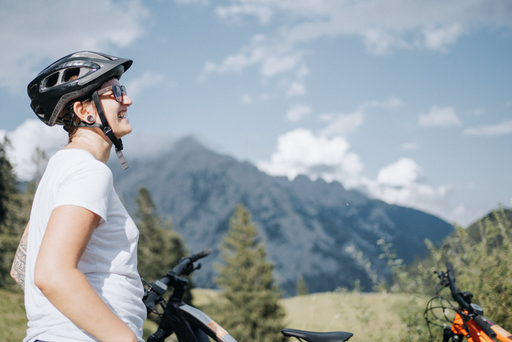 Lisa Ludwig lacht in der Pause während der E-Bike Tour von Hall nach Walderalm