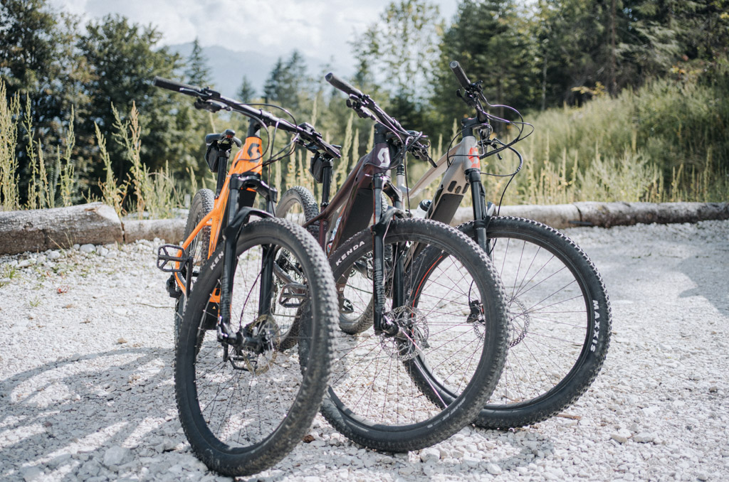 3 E-Bikes warten auf die E-Bike Tour zur Walderalm rund um die Hall in Tirol Sehenswürdigkeiten
