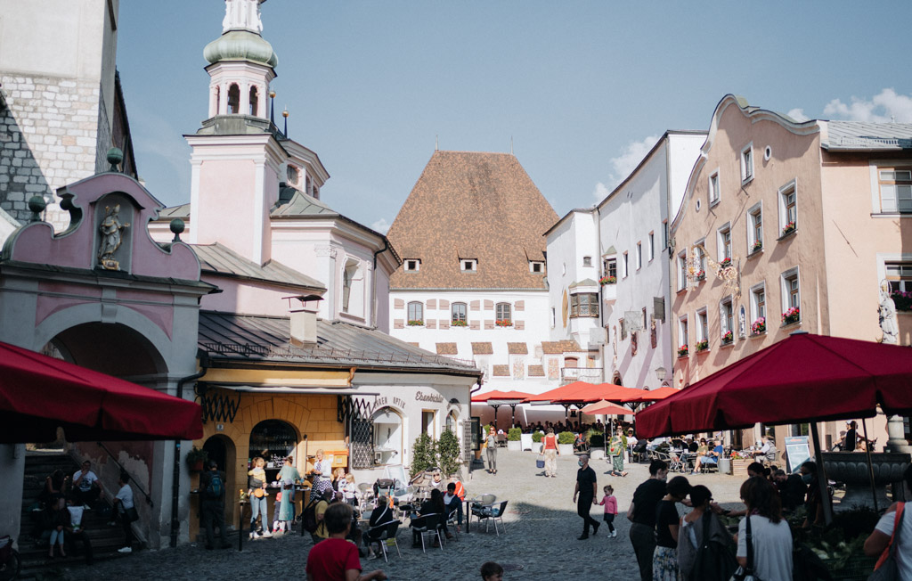 Hall in Tirol Sehenswürdigkeiten mit Blick auf den Markt, das Rathaus und die Kirche St. Nikolaus