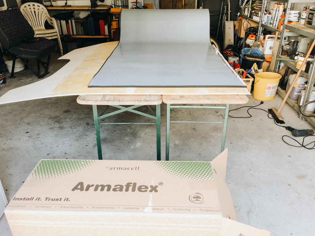 Armaflex Rolle liegt bereit zum Camper isolieren auf einer Werkbank in einer Garage