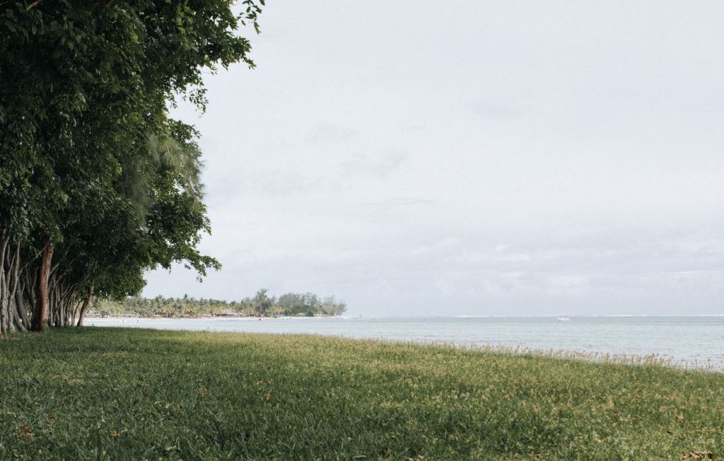 Strand von Bel Ombre im Süden von Mauritius mit Wiese und Meerblick