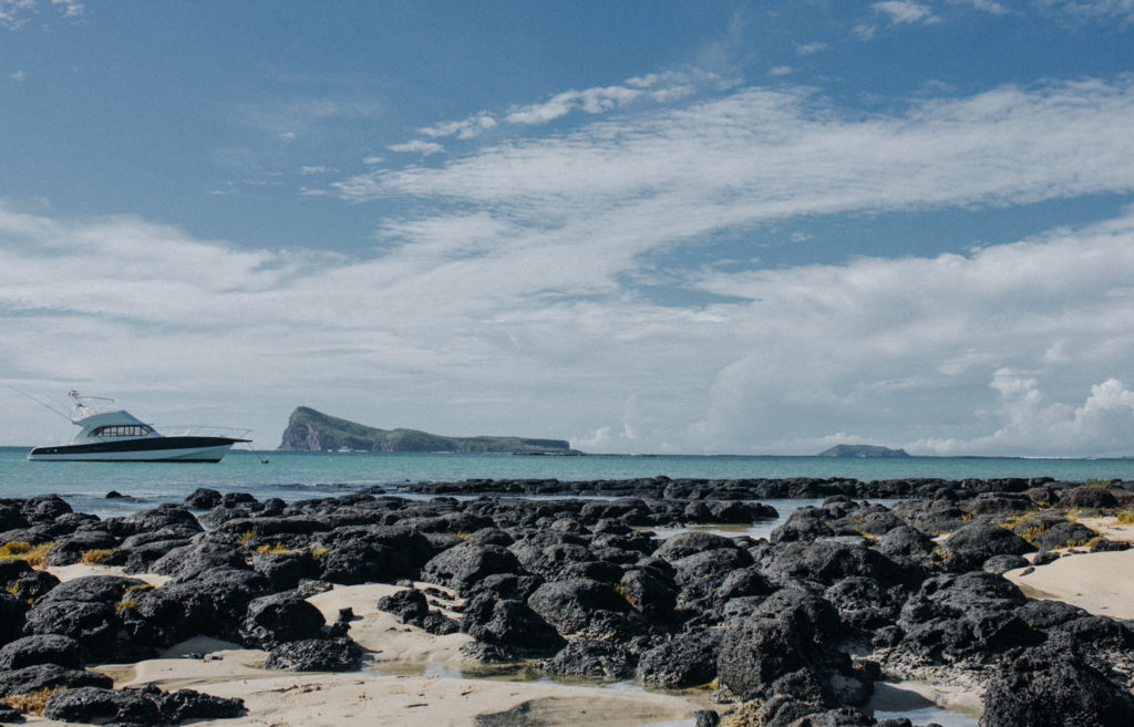 Boot im Wasser von Cap Malheureux, Mauritius Geheimtipp im Norden