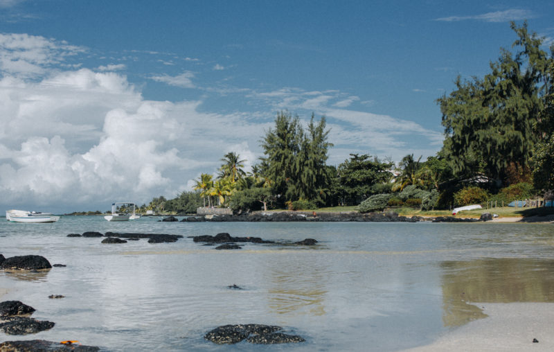 Ausblick auf das Meer in Mauritius, blaues Wasser