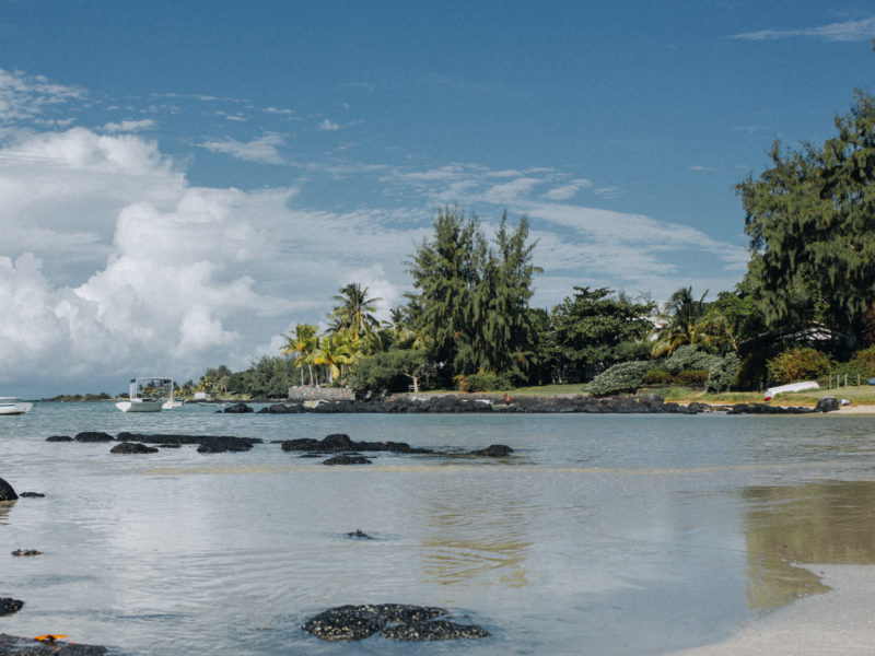 Ausblick auf das Meer in Mauritius, blaues Wasser