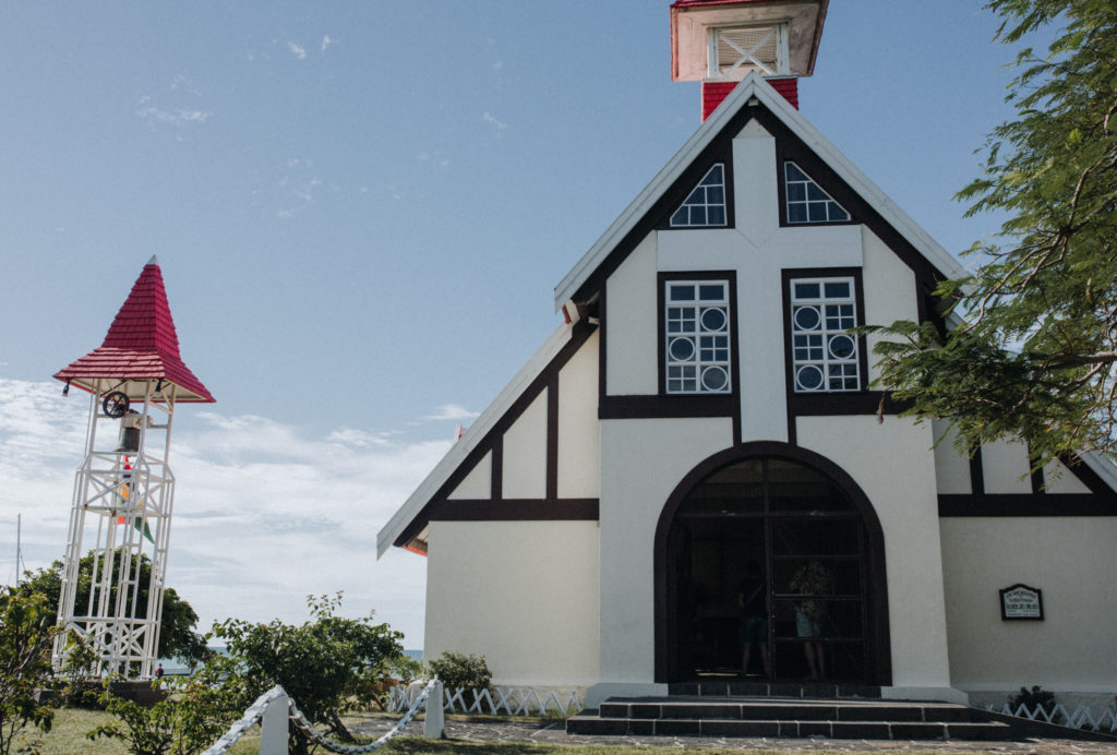 Blick auf die kleine Kirche Notre Dame Auxiliatrice direkt am Meer