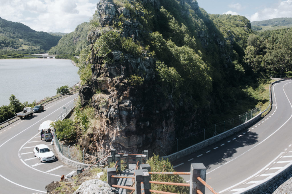 Küstenstraße mit steiler Kurve am Maconde Viewpoint
