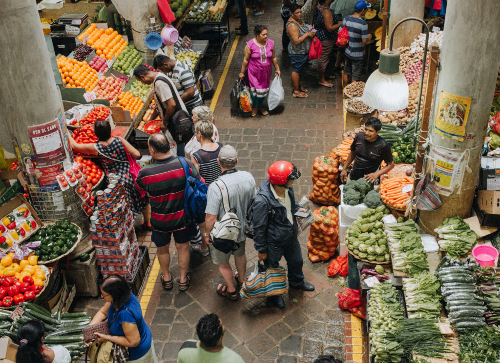 Bunte Marktstände mit exotischem Obst im Zentralmarkt von Port Louis