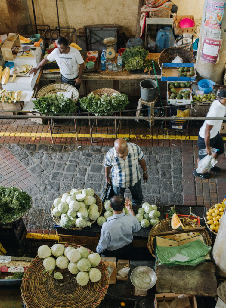 Einheimische beim Einkaufen im Central Market Port Louis