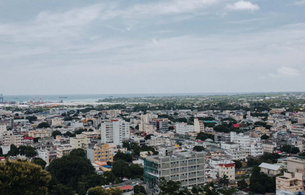 Panoramablick über Port Louis mit Hafen und Meer im Hintergrund