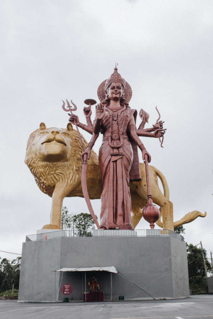 Heilige Statue Göttin Durga mit Löwen im Süd Westen von Mauritius Grand Bassin