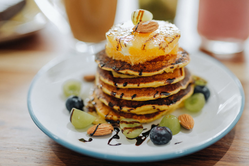 Frühstück mit frischen Pancakes und tropischem Obst auf Mauritius