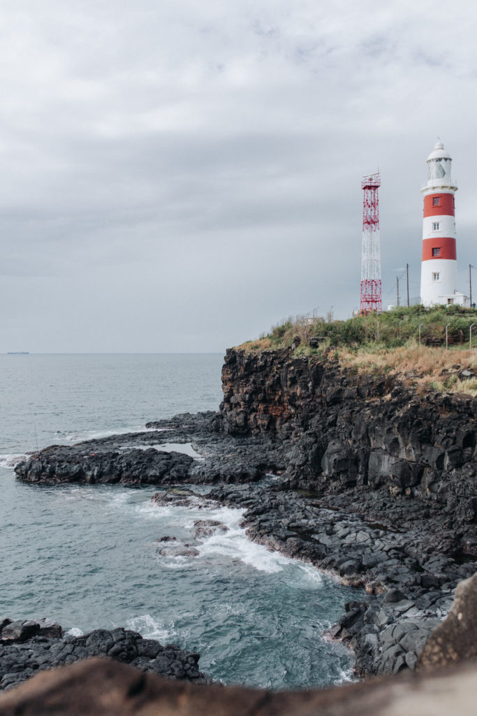 Albion Leuchtturm hoch über den Klippen mit Blick aufs Meer