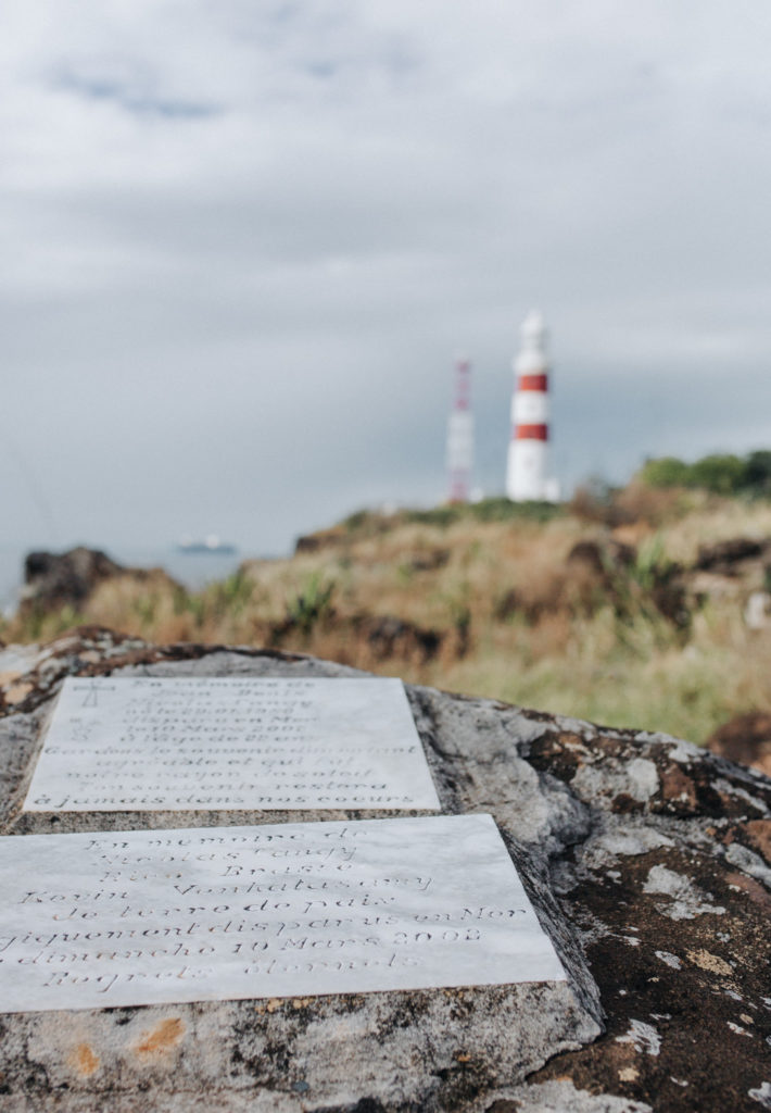 Dramatische Küste mit Albion Leuchtturm im Abendlicht