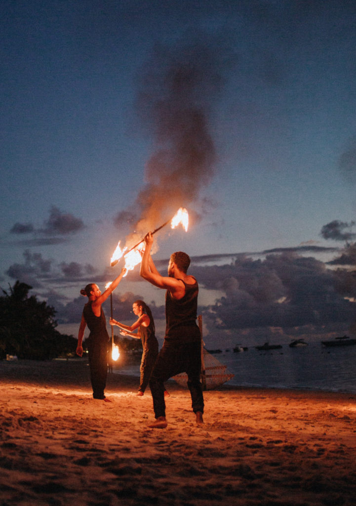 Feuershow am Strand des Lux Le Morne Resorts bei Nacht