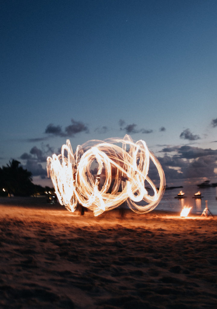 Traditionelle Feuershow direkt am Meer vor dem Lux Le Morne