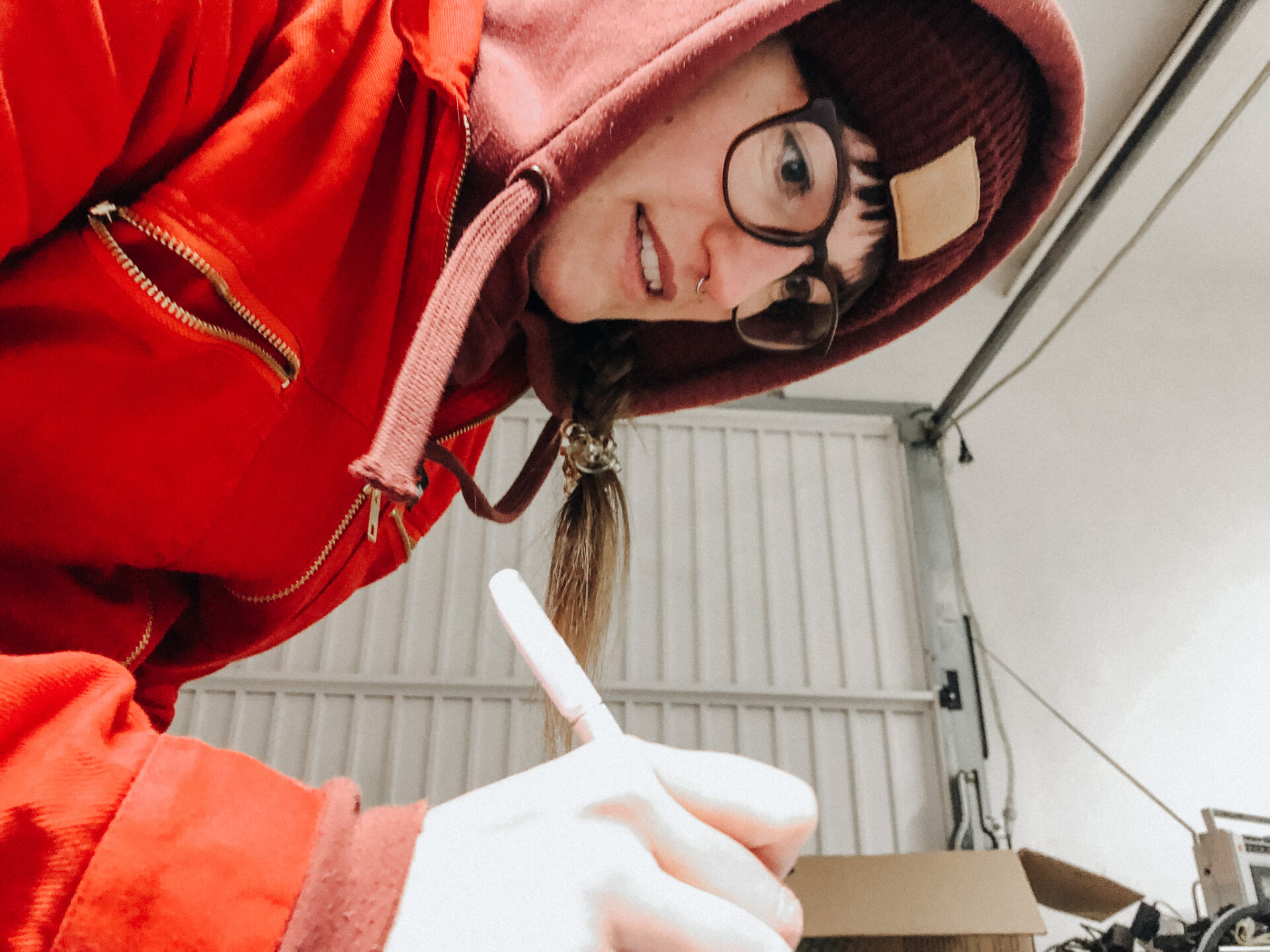 Reisebloggerin Lisa Ludwig markiert das Armaflex für das Camper isolieren mit einem Stift, die zugeschnitten werden sollen