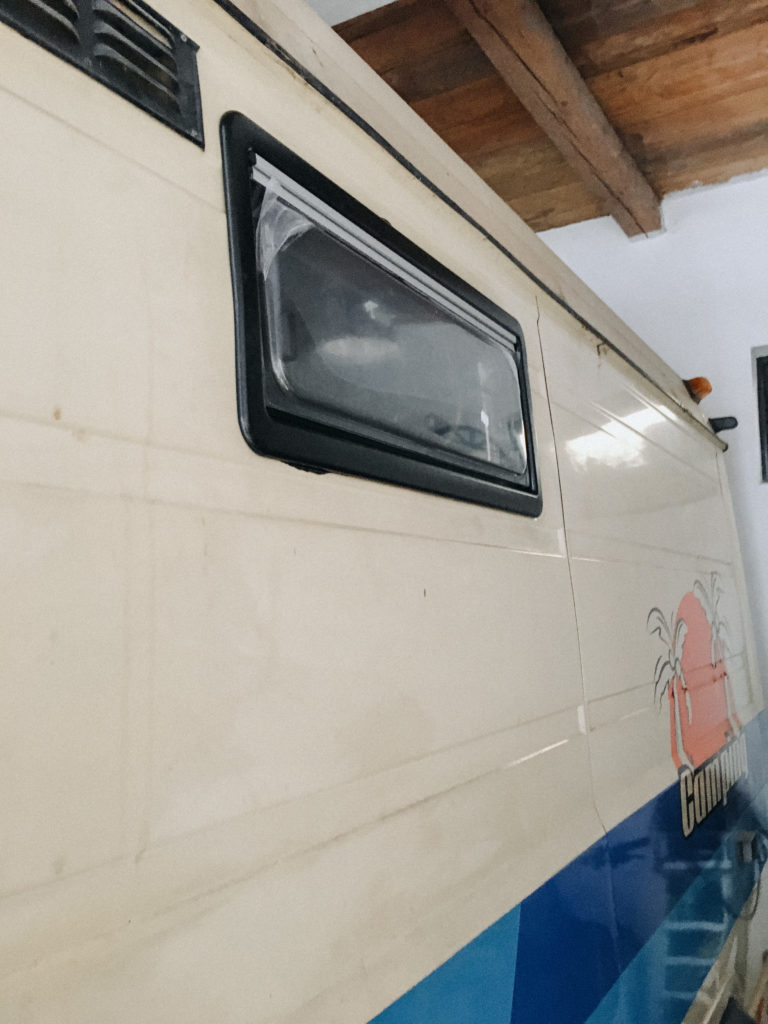 Fenster einbauen beim Kastenwagen Mercedes Benz 510 KA