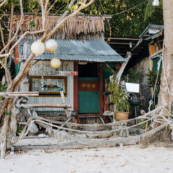 eine Holzhütte am Strand der Perhentian Islands