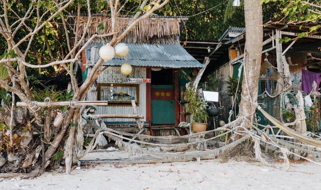 eine Holzhütte am Strand der Perhentian Islands
