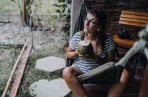 Presse Bild Lisa Ludwig mit einer Kokosnuss in der Hängematte in Vietnam von Dominic Wolf