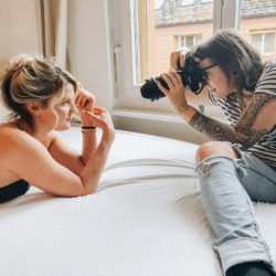 Fotografin Lisa Ludwig fotografiert Model Desiree im Bereich Boudoir mit natürlichem Licht auf einem Bett am Fenster