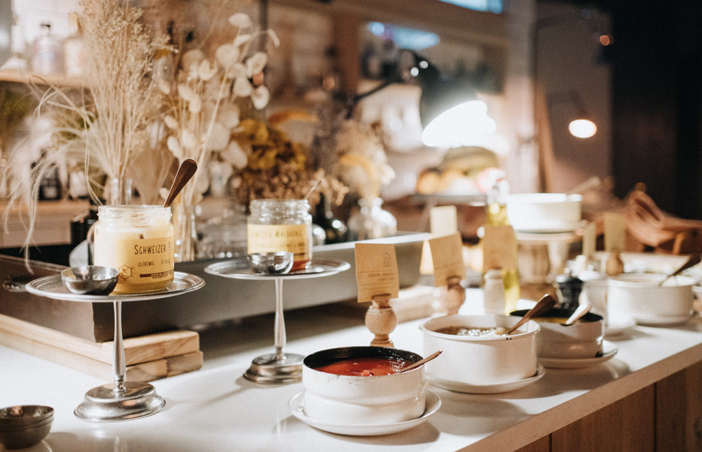 Schweizer Marmelade und Honig angerichtet im Frühstücksraum von CERVO